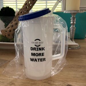 NWT OH MY BOD water tracking bottle 30 ounce plastic with straw